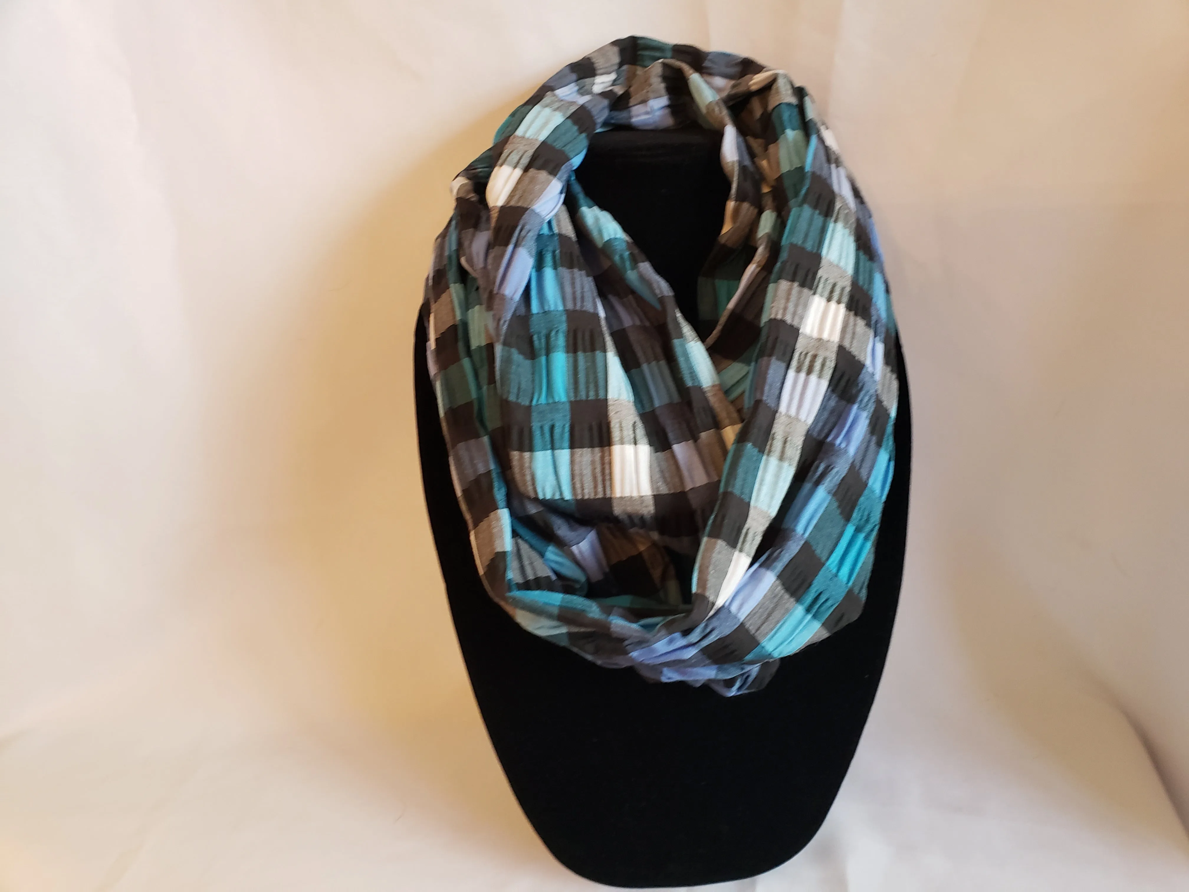 Lightweight Textured Infinity Scarf in Skater Plaid